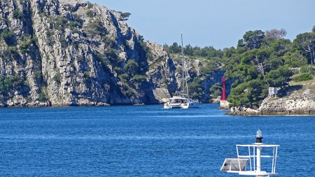 Accès à Sibenik par un étroit passage. Pour petits bateaux uniquement...